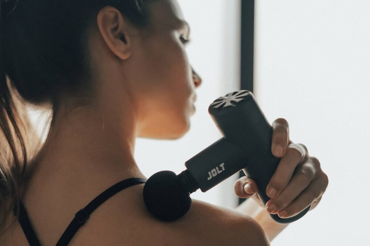 Comment utiliser un pistolet de massage contre le mal de dos